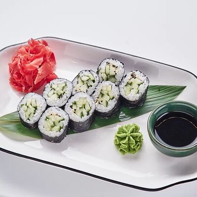 Ролл с огурцом в OmNomNom по цене 360 ₽