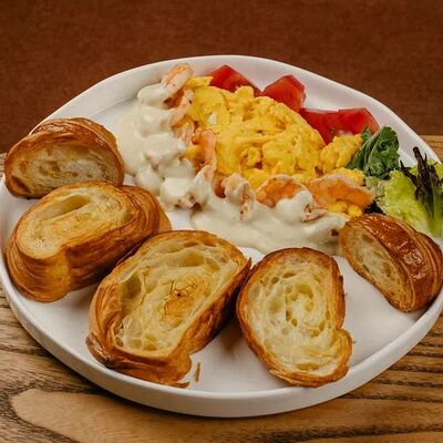 Скрэмбл с креветками в Sunny cafe по цене 960 ₽