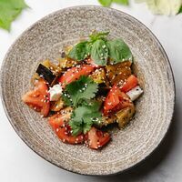 Салат с хрустящим баклажаном, томатами и рассольным сыром в Luna lounge