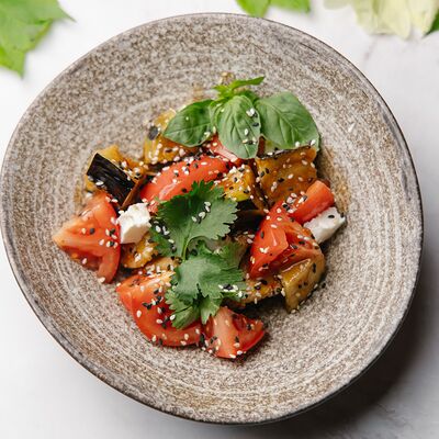 Салат с хрустящим баклажаном, томатами и рассольным сыром в Luna lounge по цене 568 ₽