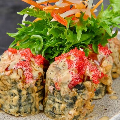 Темпурный ролл с лососем и угрем в 96 азиаток по цене 1120 ₽