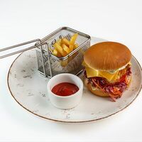 Фишбургер с картофелем фри в White Fox Cafe