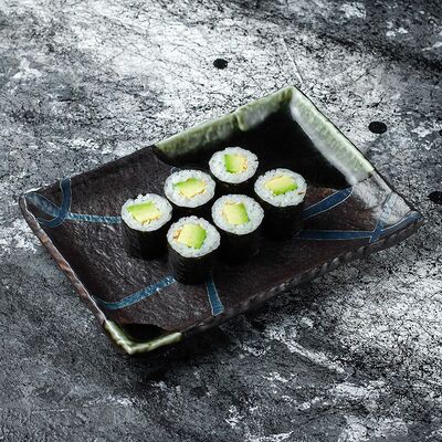 Вегетарианский ролл с авокадо в Sushi House по цене 320 ₽