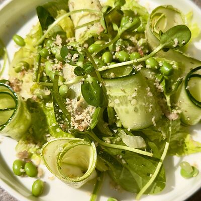 Зеленый салат с креветками (обеденное меню) в Кафе Театральное по цене 180 ₽