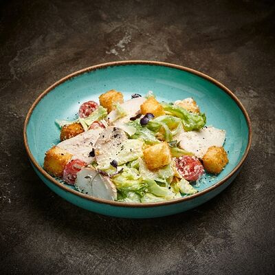 Цезарь с куриным филе и гренками бриошь в Корчма по цене 590 ₽