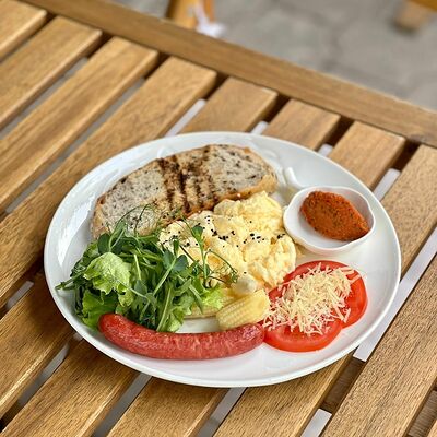 Нежный скрембл с говяжьей сосиской в Rice foodcoffee по цене 3290 ₸