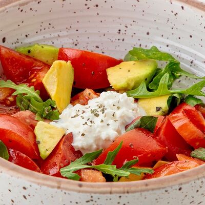 С сыром Страчателла, руколой, авокадо и розовыми помидорами в Чили пицца по цене 570 ₽