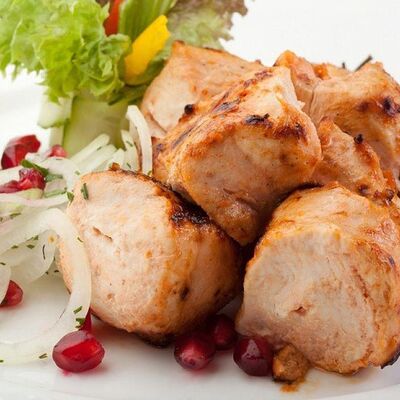 Шашлык из куриного филе в Шашлычный дом Хинкальная по цене 568 ₽