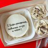 Бенто-торт С днем рождения, любимый муж и папа с двумя капкейками с шоколадной крошкой и миндалемв Caramel magic моти и бенто по цене 3290