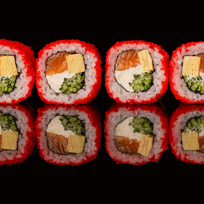 Ролл Калифорния с лососем в SUSHIлка по цене 895 ₽
