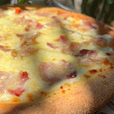 Пицца Карбонара в Чёрноморская пицца по цене 520 ₽