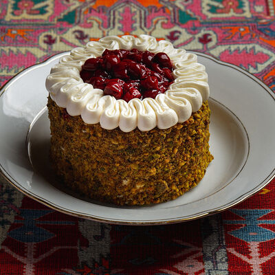 Тот самый бабушкин тортс вишней и фисташками в Saviv по цене 2070 ₽