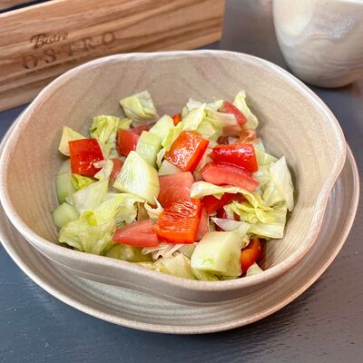 Овощной салат с заправкой на выбор в Bistro Оstro по цене 395 ₽