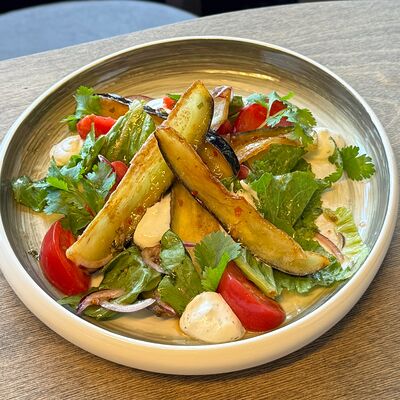 Салат с хрустящими баклажанами в Fllore cafe по цене 659 ₽