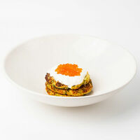 Оладьи из цукини со сметаной и красной икрой в KM20