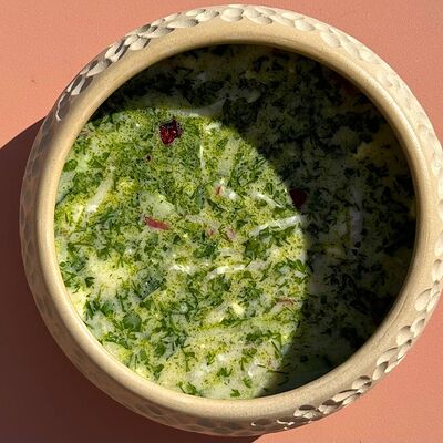 Окрошка с гранатовой заправкой с куриным филе в Peach по цене 420 ₽