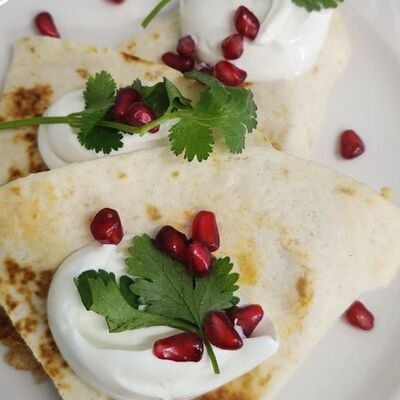 Кесадилья с омлетом и салями в La Vida loca по цене 400 ₽