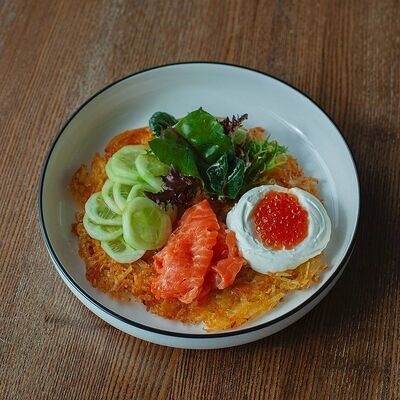 Картофельный драник с лососем и икрой в Гости, бистро по цене 720 ₽