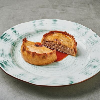 Пирог из индейки с луком порей и соусом из барбариса в Pivino по цене 550