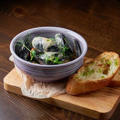 Мидии в сливочно-винном соусе с хрустящим хлебом в 9 ярдов по цене 700 ₽