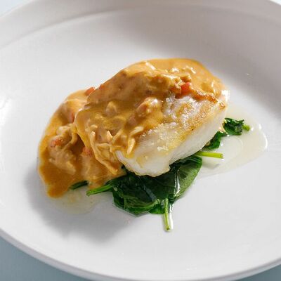 Треска со шпинатом и соусом биск в Кукумбер по цене 960