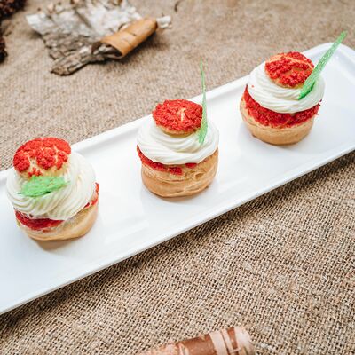 Заварное Шу со сливочным кремом и вишневым компоте в Кафе-парк Теремок по цене 245 ₽