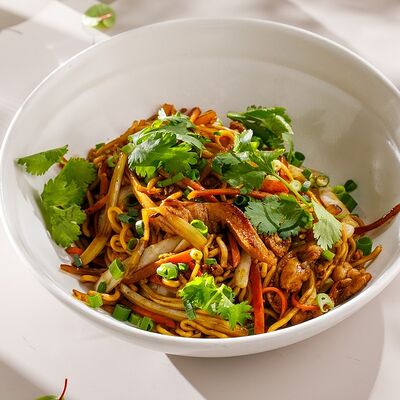 Лапша Чоу Мейн с курицей в Кукумбер по цене 790 ₽