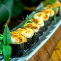 Запеченный ролл с лососем в Eva bistro