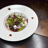 Салат с запеченной свеклой и сыром фета в Арт-кафе Мостик