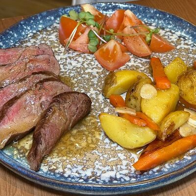 Beef филе с беби-картофелем и томатами в Kamakura по цене 1069 ₽