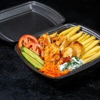 Шаурма в тарелке с говядинойв Lazzat Halal Food