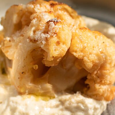 Цветная капуста с муссом из горгонзолы и пряным пеканом в Padron по цене 890 ₽