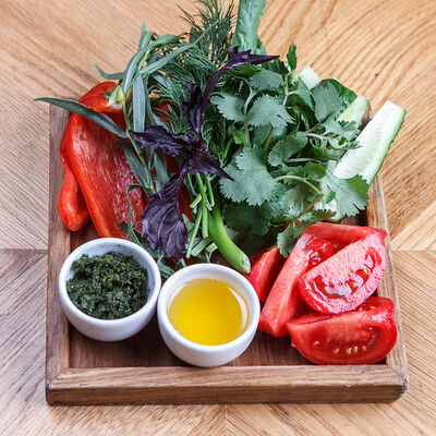 Свежие овощи и зелень в Хачапури по цене 670 ₽