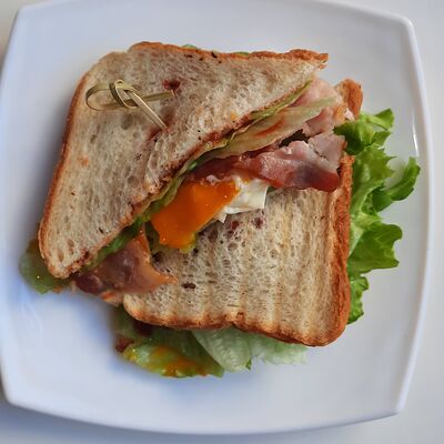 Сэндвич с беконом и яйцом в ГастроБаланс по цене 389 ₽