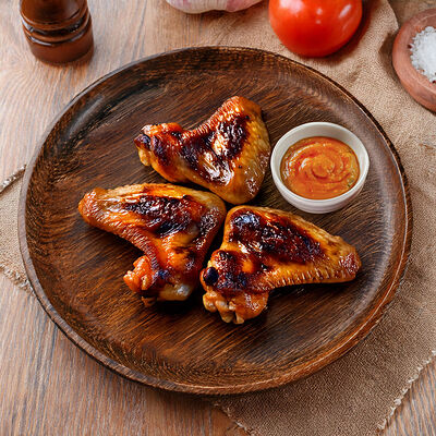 Крылья куриные с кисло-сладким соусом в Берлога по цене 370 ₽