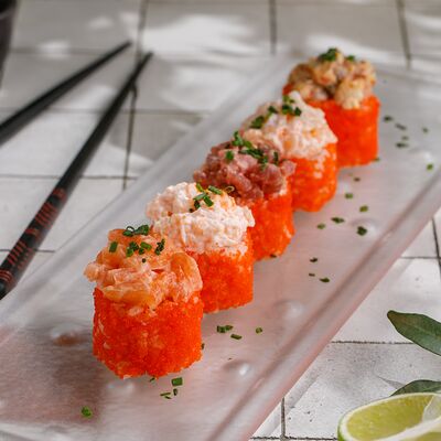 Острый ролл с миксом из морепродуктов в ЛарисуВаннуХочу по цене 790