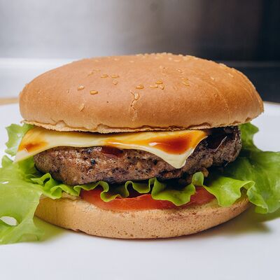 Бургер с курицей в Мастер шашлыка по цене 470 ₽