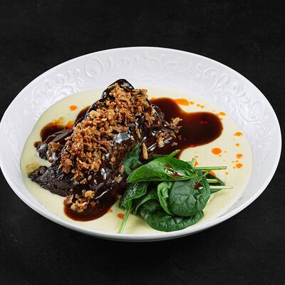 Ребро говяжье в вине с картофельным кремом и свежим шпинатом в Интонация по цене 1550 ₽