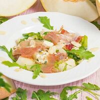 Салат с дыней, дорблю и вяленым мясом в Мушмула