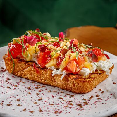 Френч-тост со страчателлой, конкассе из томатов в Smoky Rabbits Chillout Bar по цене 490 ₽