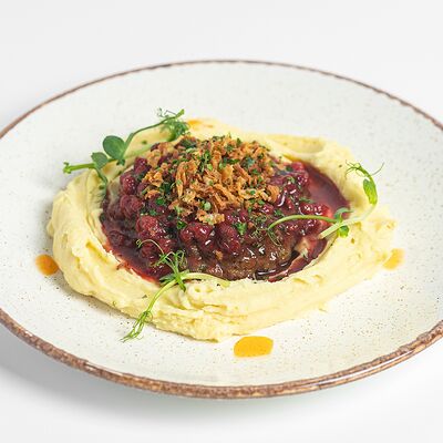 Котлета говяжья с картофельным пюре и брусничным соусом в Kitchen по цене 690