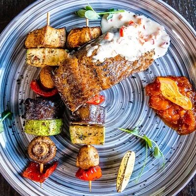 Стейк горячего копчения из мраморного сома с овощами в Чо? Капчо! по цене 790