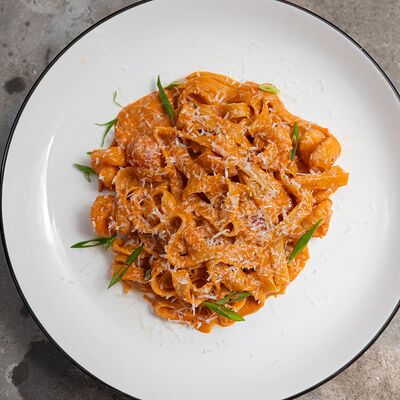 Тальятелле с креветками в соусе бискв ЗоЗо по цене 555 ₽