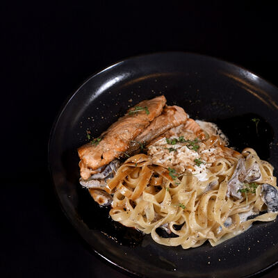 Ломтики лосося гриль с тальятелле в Чилли ванилли по цене 850 ₽