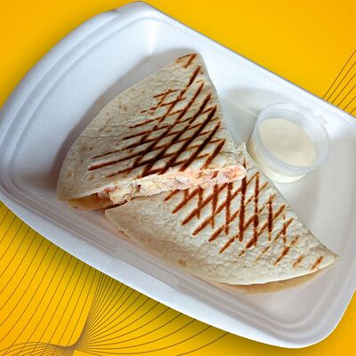 Кесадилья с курицей и халапеньо в Кафе-шашлычная по цене 450 ₽