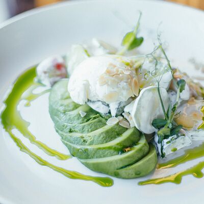 Салат из авокадо и свежего редиса в Макадамия по цене 590 ₽