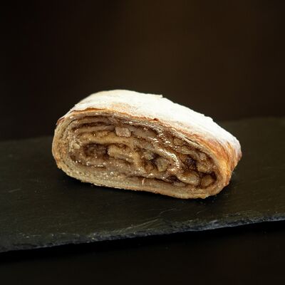 Штрудель с яблоком и корицей в Пекарня Тартин по цене 215 ₽