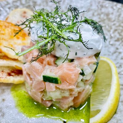 Тартар из лосося в Vinokurov karaoke rest по цене 995 ₽