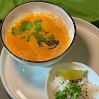 Суп Том ям с морепродуктами и паровым рисом в Гастробар DOM