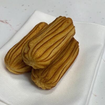 Эклер со сливочным кремомв Кремок по цене 300 ₽